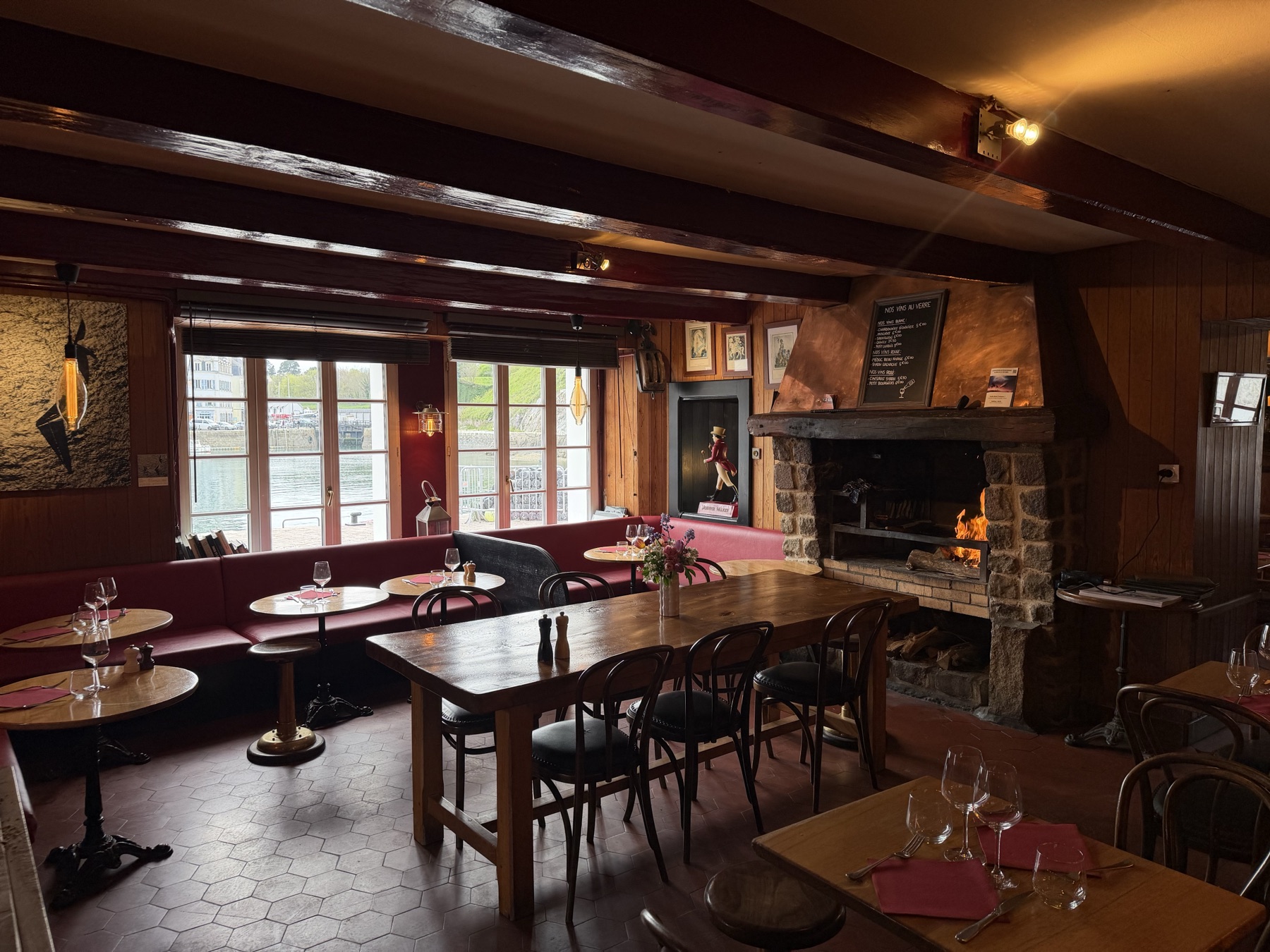 Salle du restaurant Le Goëland avec cheminée et vue sur le port