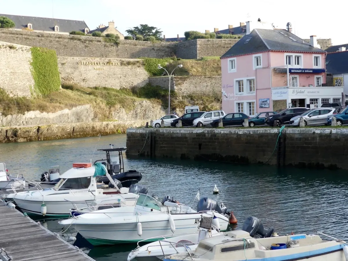 Vue du port de Le Palais depuis Le Goéland
